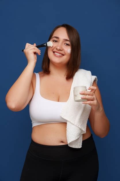 Retrato De Mulher Plus Size Fazendo Seu Regime De Beleza E Rotina De