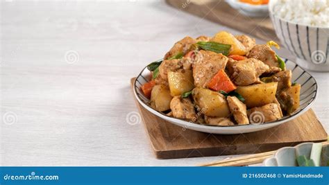 Delicioso Pollo En Cubos Casero Con Trozos De Papa Estofada Foto De