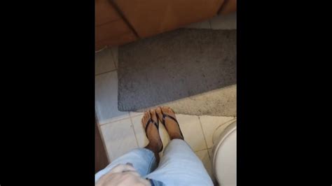 屁股火化男孩给他一些重量 在浴室里全裸 Pornhub Gay