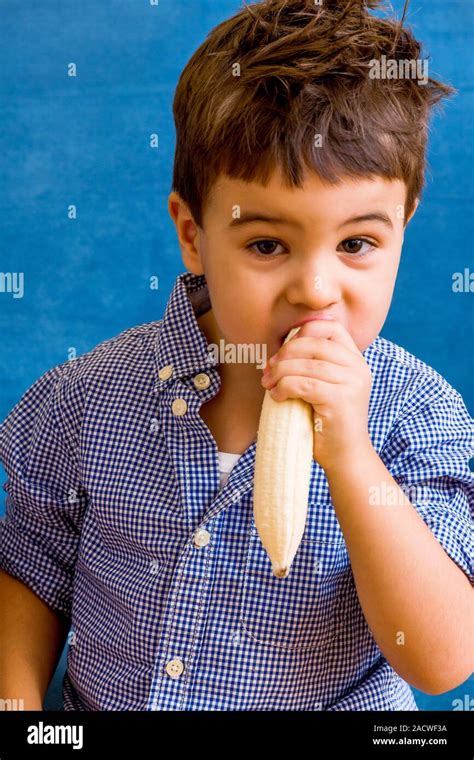 La banane mange un enfant Banque de photographies et dimages à haute