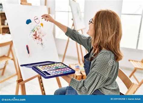 Mujer Artista De Mediana Edad Sonriendo A Feliz Pintura En El Estudio