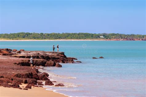 Pescadores De La Costa Pescadores Con Base En Tierra Capturando Peces