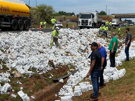 Carga 8 mil latinhas de cerveja cai de caminhão e fica espalhada