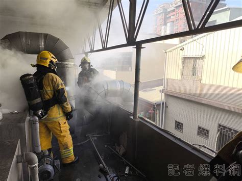 快訊／高雄瑞隆路知名燒肉飯店「油煙管」起火！現場竄白煙 警消出水搶救