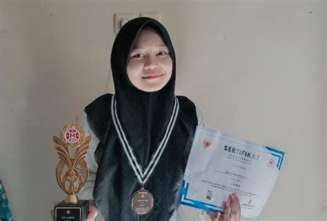 Ela Mahasantri Mahad Al Jamiah Raih Juara Lomba Cipta Puisi