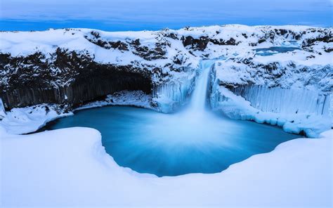 Wodospad Aldeyjarfoss w Islandii zimą