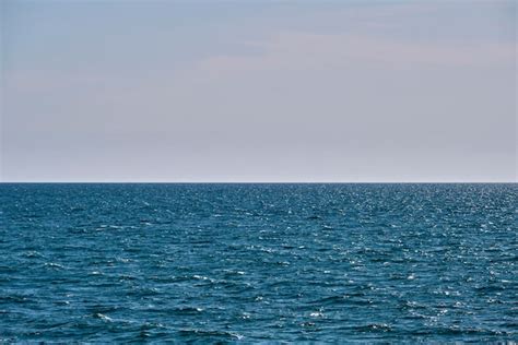 Superfície da paisagem marinha aproximada da água do mar azul