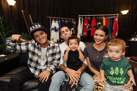 Pin by Judy Chy on Bruno Mars | Bruno mars, Bruno, Family moments