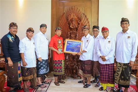 Dinilai Sebagai Tokoh Publik Memajukan Pembangunan Dan Kehidupan Pers