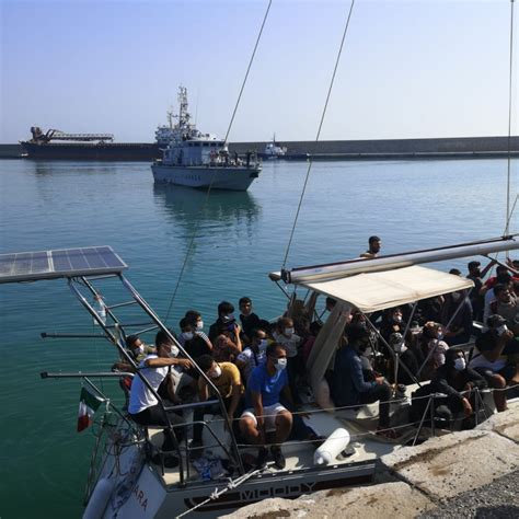 Nuovo Sbarco Di Migranti A Crotone Barca A Vela Arenata A Capo Colonna