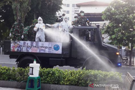 Cegah COVID 19 Taruna AAU Semprot Disinfektan Di Jalan Malioboro