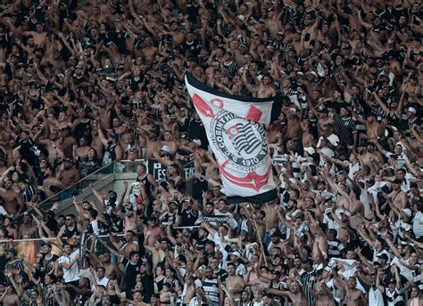 Gaviões da Fiel se reúne e entrega cartilha história do Corinthians