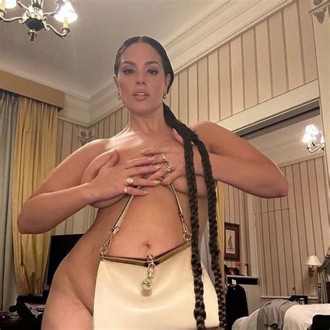 Ashley Graham Posing With Handbra And Purse Cufo510