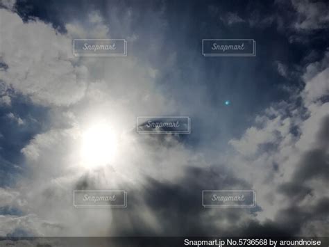 雲の隙間から見える太陽の写真・画像素材 5736568 Snapmart（スナップマート）