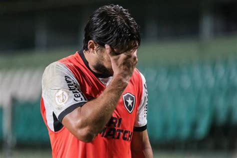 Gabriel Pires não fica no Botafogo e retorna ao Benfica botafogo ge