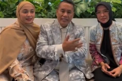 Sosok Fatimah Azzahra Atau Emma Menantu Eks Bupati Cirebon Viral Duduk