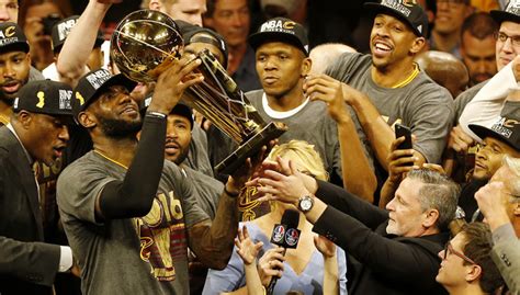 Lebron James Alza El Trofeo De Campeones De La Nbafoto D1afp