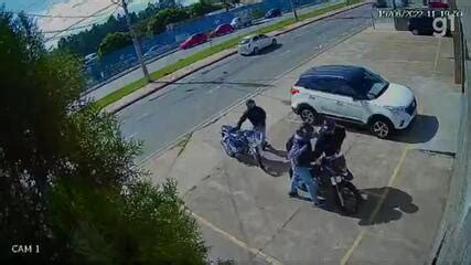 Vídeo mostra motociclista tendo moto e mochila roubadas após estacionar