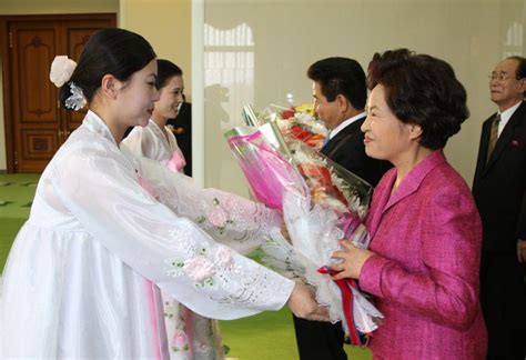 노무현사료관 국빈숙소인 백화원에 도착하여 환영 꽃다발을 받는 노무현 대통령 내외