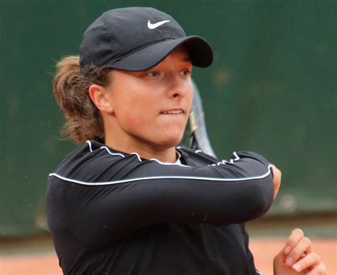 Iga Swiatek Imponeert Met Snelle Overwinning Op Roland Garros