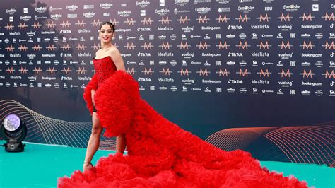 El Espectacular Vestido Rojo De Chanel En La Alfombra Turquesa De