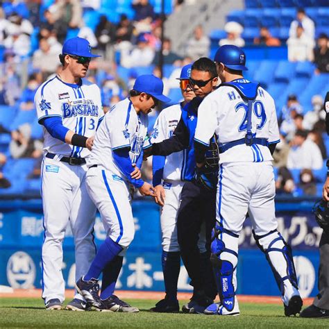 ＜d・楽＞5回、田中和の打球が右手に当たる東（撮影・西尾 大助） ― スポニチ Sponichi Annex 野球