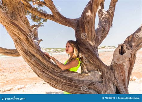 Mulher Feliz Livre Que Aprecia A Natureza Menina Da Beleza Exterior