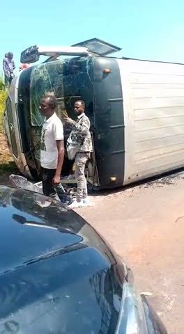 Kongo Central un bus se renverse fait qlq blessés sur la RN1 Matadi