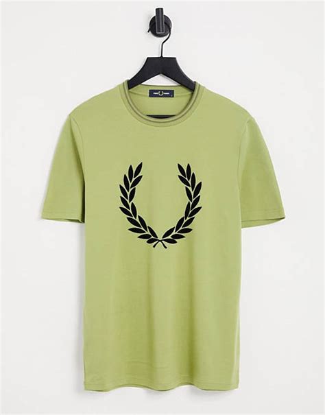 Fred Perry T Shirt In Grün Mit Beflocktem Lorbeerkranz Logo Asos