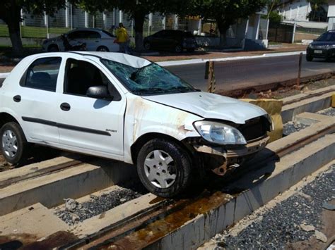 G1 Mulher perde o controle e veículo capota nos trilhos do VLT em MT