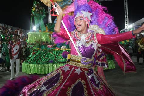 Mais De Mil Pessoas Lotam Desfile Que Abriu O Carnaval Em