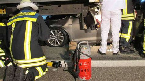 Schwerer Unfall Auf Der A Auto Rast Unter Lkw Anh Nger Bayern