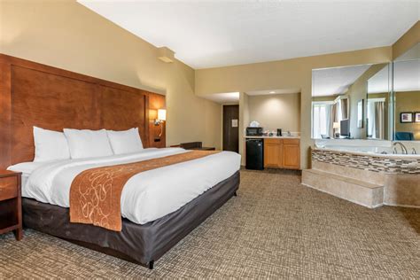 Spacious Guestrooms at Comfort Suites Baymeadows