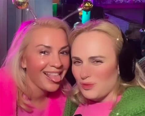 Atriz Rebel Wilson Recebe Cr Ticas Ao Cair Na Farra Noiva Poucos