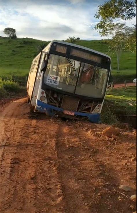 Jaru Ônibus escolar fica pendurado em bueiro na Linha 632 Jaru Online