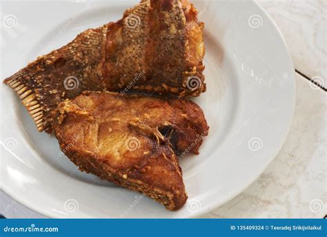 Un Plato De Los Pescados Fritos Deliciosos Del Mero Foto De Archivo