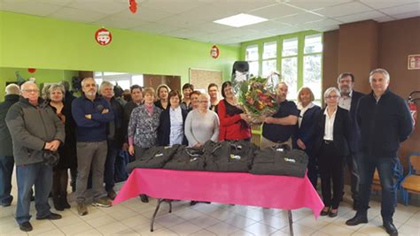 Remise de vêtements d image aux membres de l atelier randonnée du