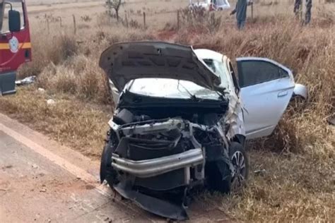 Jovens Morrem Ap S Serem Arremessados Para Fora De Carro Em Acidente