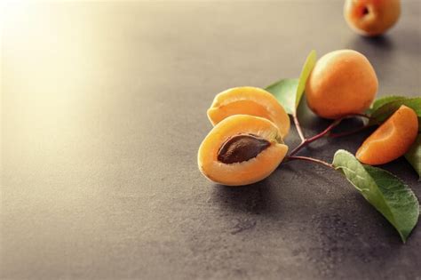 Premium Photo | Fresh apricots on table