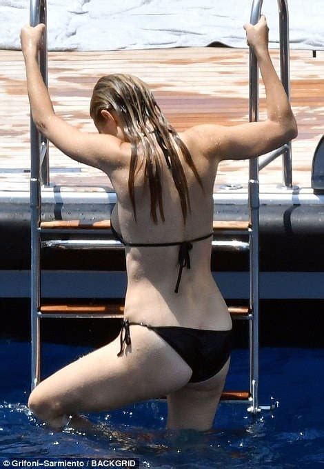 Gwyneth Paltrow Shows Off Bikini Body With Fiance Brad Falchuk In Italy Daily Mail Online