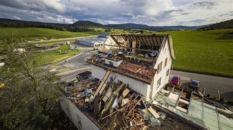 A la Chaux de Fonds les travaux de déblaiement reprennent