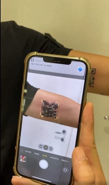 Green Pass Studente Si Fa Tatuare Il Codice Qr Sul Braccio Cos Ce L