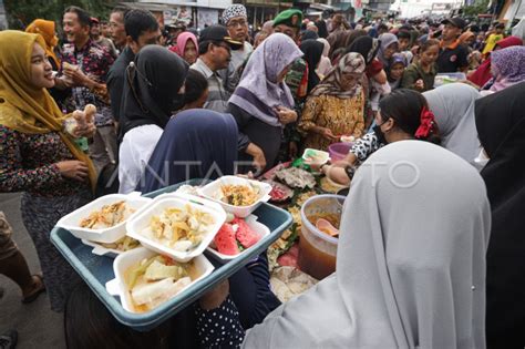 Tradisi Lebaran Ketupat Di Surabaya Antara Foto