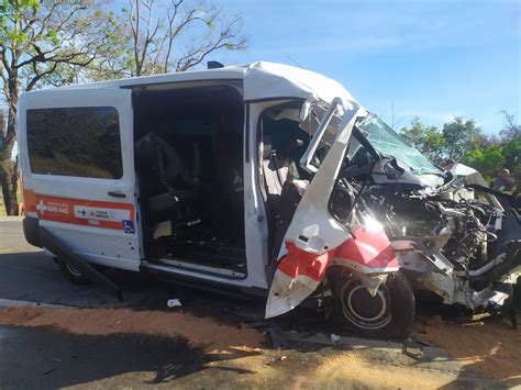 Micro ônibus que transportava pacientes de hemodiálise sofre acidente