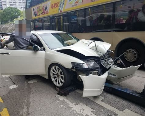 私家車葵涌剷巴士站司機涉5罪被捕 乘客雞飛狗走：撞完後波仲撞多次