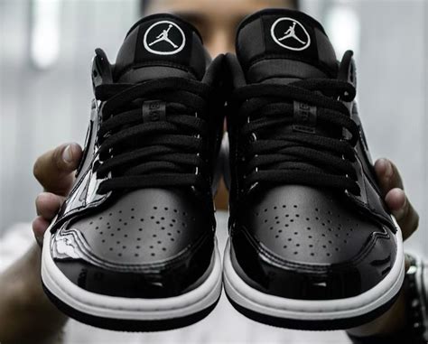 DD1650 001 Que Vaut La AJ1 Low SE Patent Leather ASW Black White