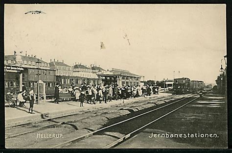 Hellerup Jernbanestation Med Holdende Damptog Stenders No