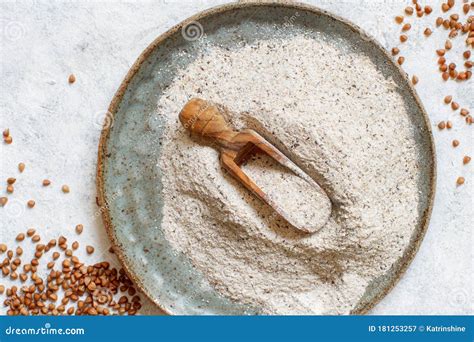 Harina De Trigo Sarraceno En Un Plato Con Una Cuchara Y Grano De Trigo