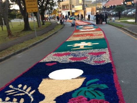 A Bela Tradi O Dos Tapetes De Corpus Christi Hilneth Correia