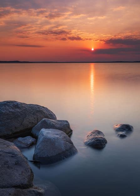 Ein Sonnenuntergang Ber Einem See Mit Einem Gro En Felsen Im